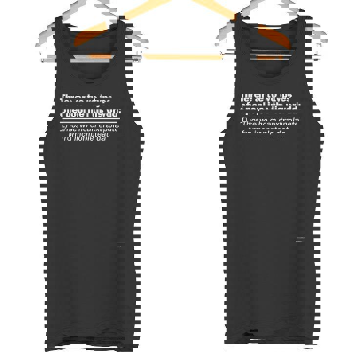 このワールドインテリジェントシャツには2種類の人々がいます タンクトップ