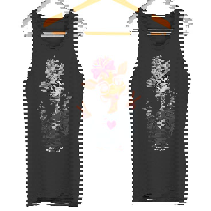 キリンガール ダブルピースサイン ピンク リボン ポップ グラフィック 遊び心のある 長袖tシャツ タンクトップ