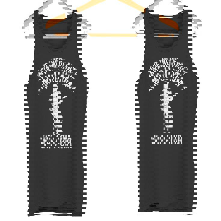 ギターで老人を過小評価しないでください面白い引用 長袖tシャツ タンクトップ