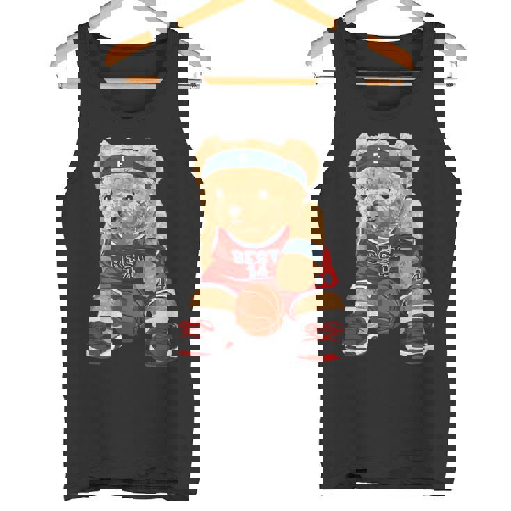 クールなテディベアがバスケットボールのイラストグラフィックデザインを演じます。 タンクトップ