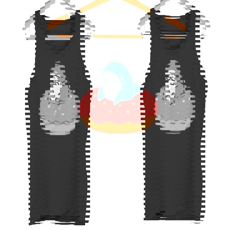 ドーナツに喰われるサメ さめ かわいい ゆるい イラスト シュール おもしろ 鮫 シャーク タンクトップ