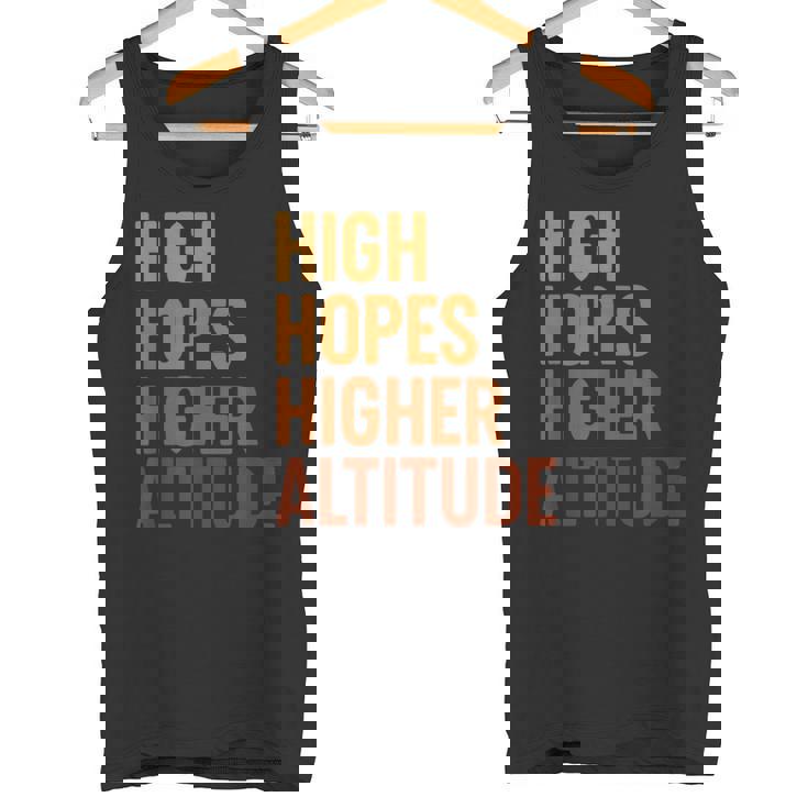 ハイ・ホープス 高地、楽しいインスピレーションロケット打ち上げ タンクトップ