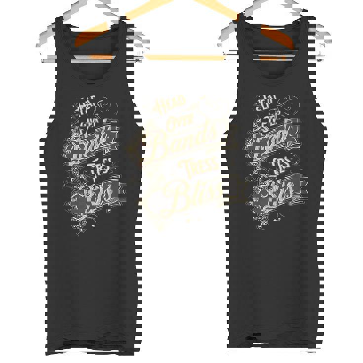 バンドと髪のユーモアで魅せるスタイル表現 タンクトップ