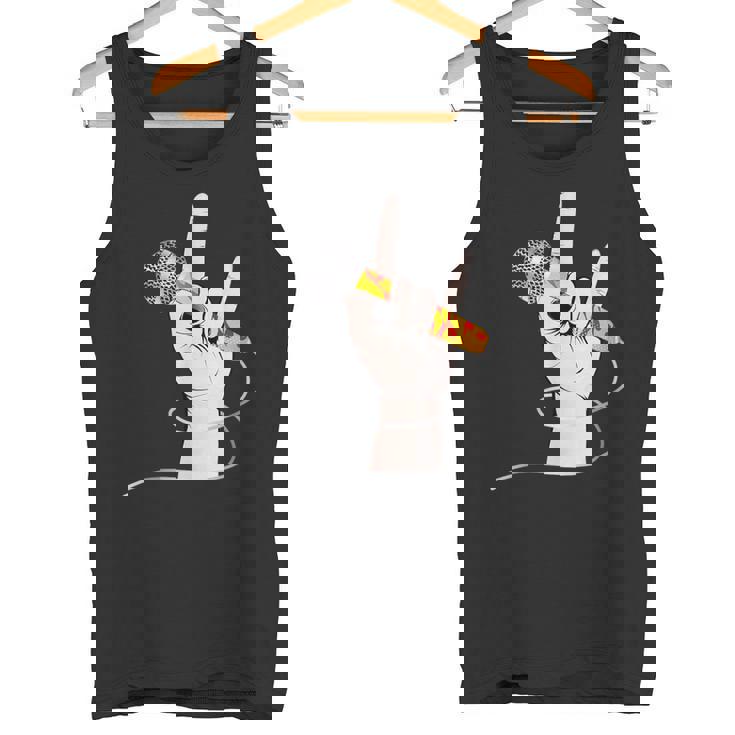 ボーカルマイクを持つロックシンガーの手 タンクトップ