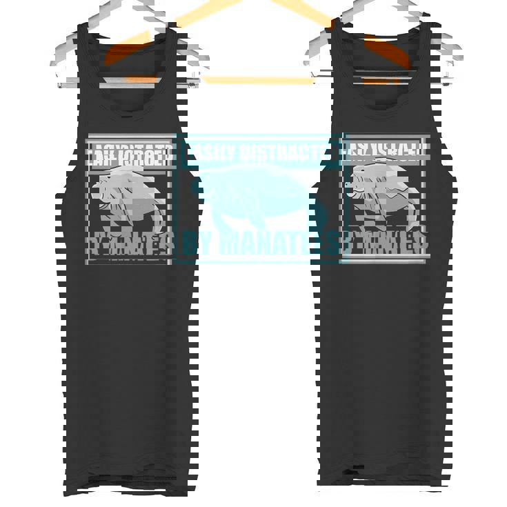 マナティーに気を取られる かわいいマナティー 面白い 海の動物 タンクトップ