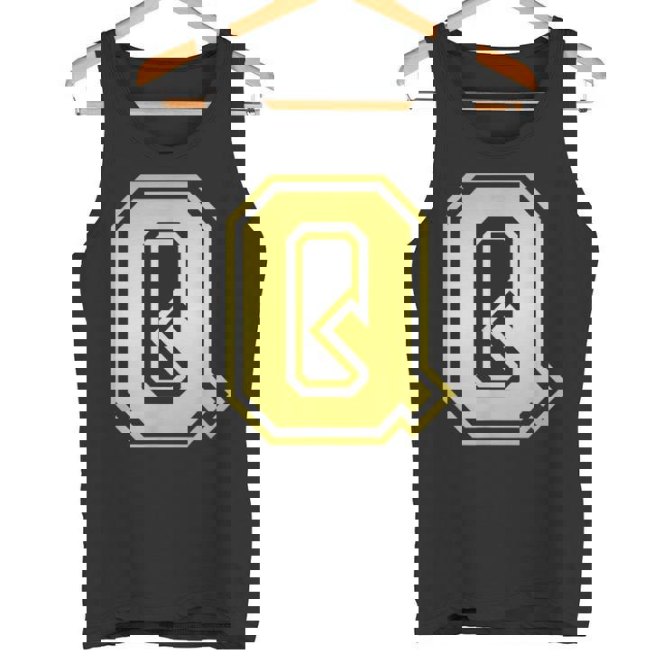 大文字 Q プリントされた明るいスタイルのデザイン。 タンクトップ