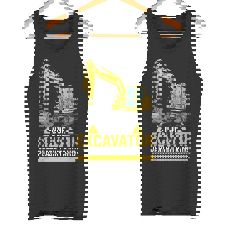 将来の掘削機オペレーターが重機ファンのトレーニングに参加。 タンクトップ