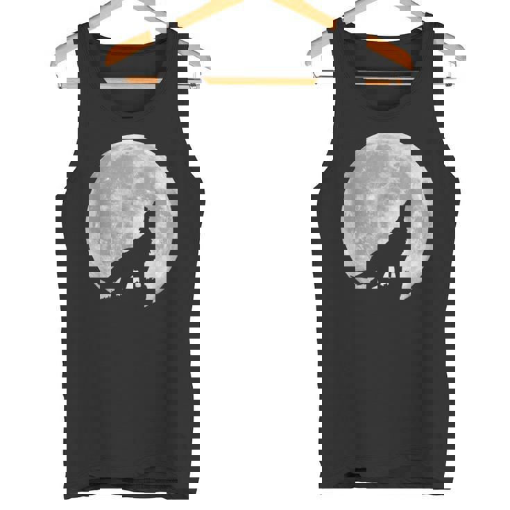 月に吠えるオオカミのシルエット。 タンクトップ