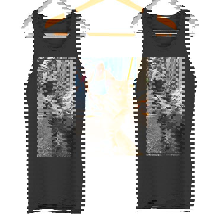 猫が魚市場を盗む冒険ファニーアートミーム タンクトップ