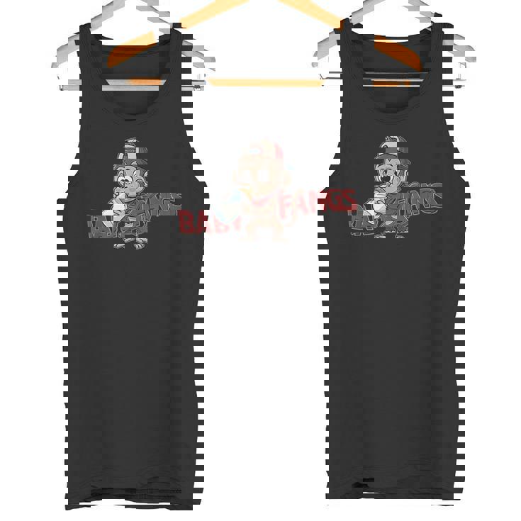 猿 子猿 ミルクを飲む赤ちゃん猿【Baby Fangs】 タンクトップ