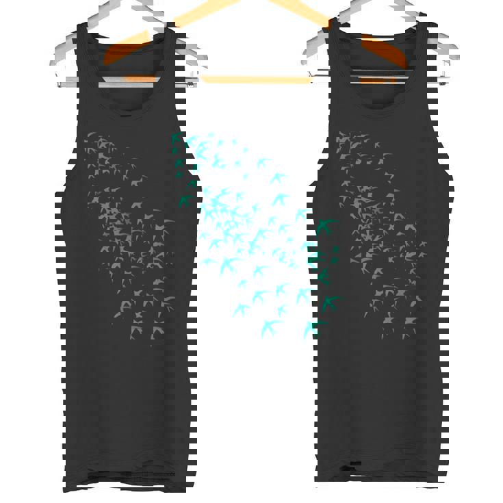 空と自然の鳥の群れ ツバメの空飛ぶ群れ タンクトップ