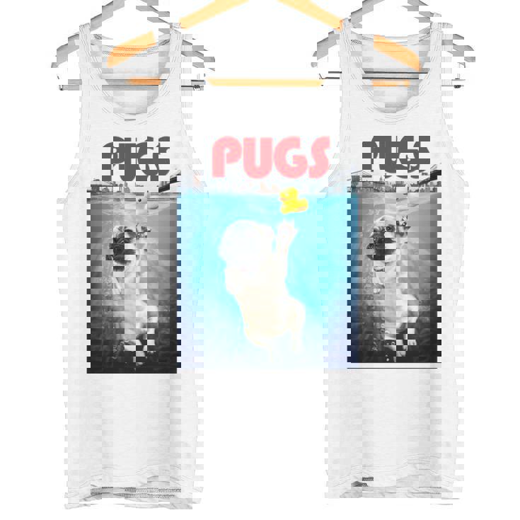 ニューヨーク港でゴム製のアヒルのおもちゃで遊ぶかわいいパグ犬 長袖tシャツ タンクトップ