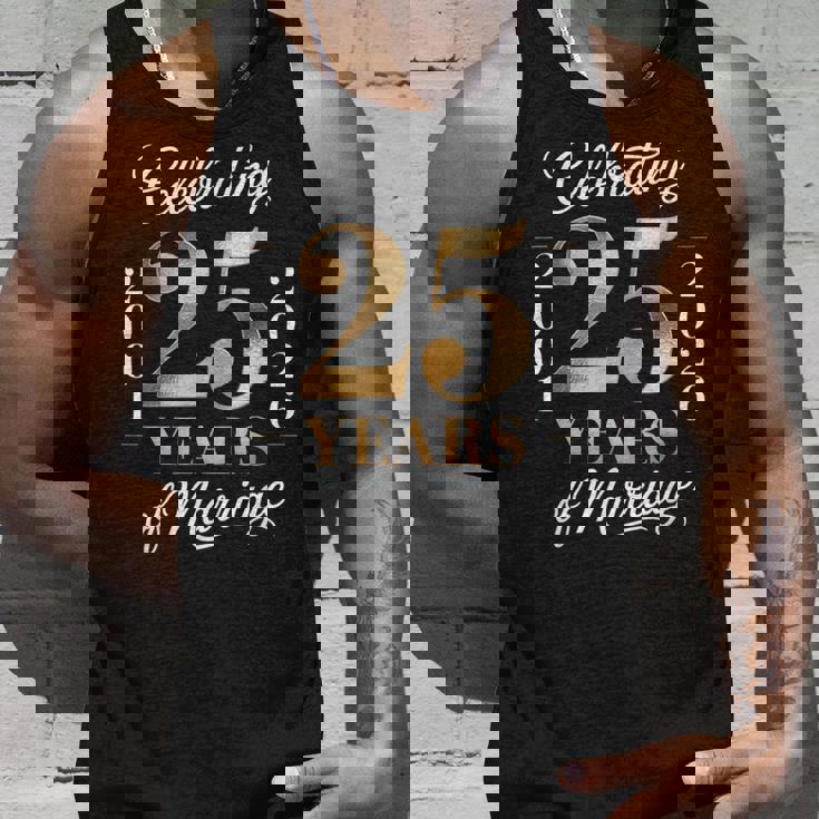 2001 年から 2026 年までのカップルの結婚 25 周年を祝う タンクトップ 彼への贈り物