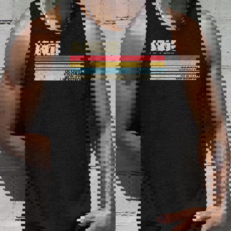 Angie パーソナライズ 名前 レトロ ヴィンテージ 70年代 80年代 90年代 誕生日 タンクトップ 彼への贈り物