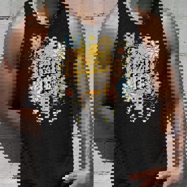 Buzzing Into 4 かわいい蜂 4歳の誕生日パーティーデザイン タンクトップ 彼への贈り物