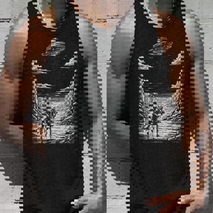 Lone Cowboy Watching Ufo 空飛ぶ円盤 キャニオン タンクトップ 彼への贈り物