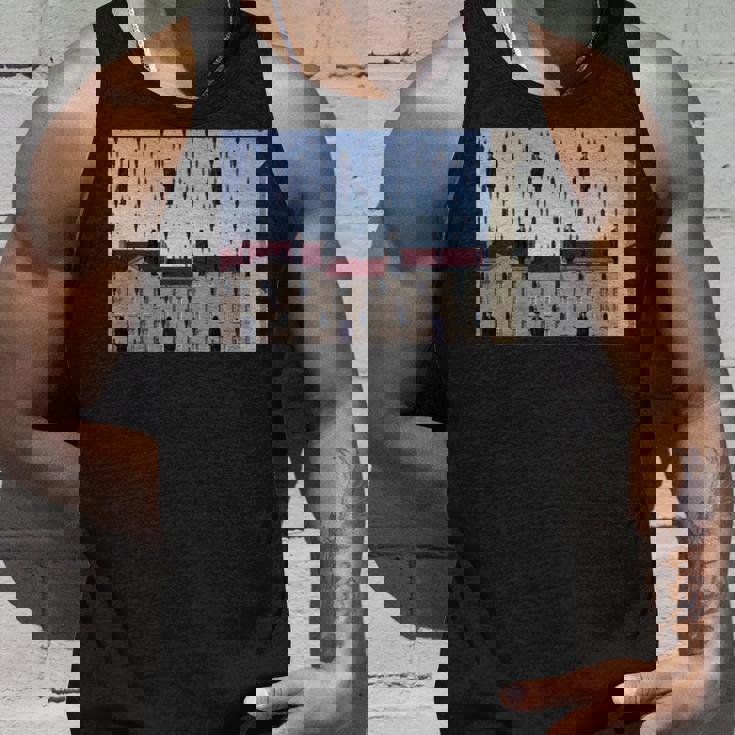 Magritteによるゴルコンダの有名な絵画。 長袖tシャツ タンクトップ 彼への贈り物