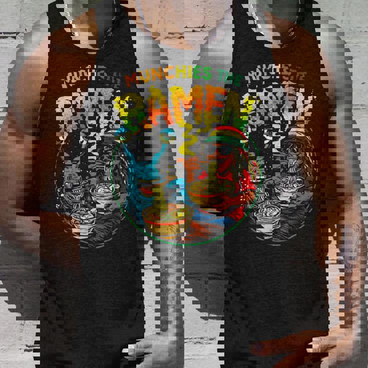 Munchies ラーメンを食べるエイリアン ドレッドヘアアート タンクトップ 彼への贈り物