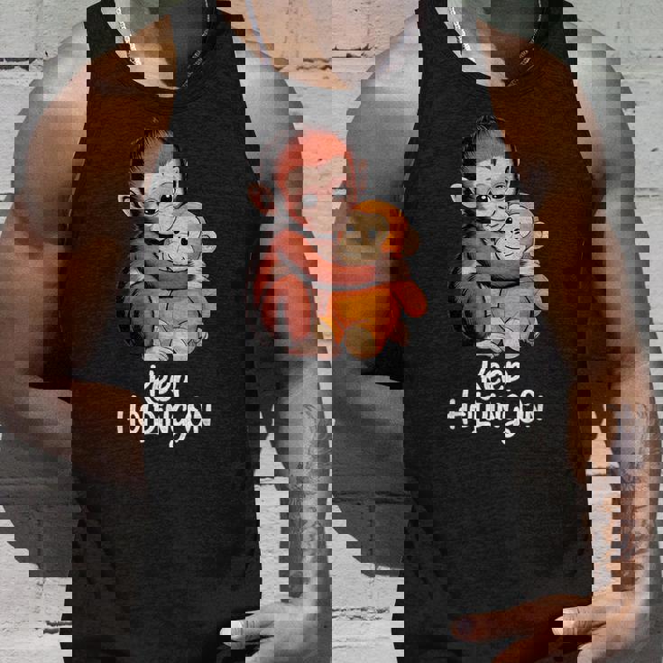 Punch Keep Holding On Cute Baby Monkey グラフィック タンクトップ 彼への贈り物