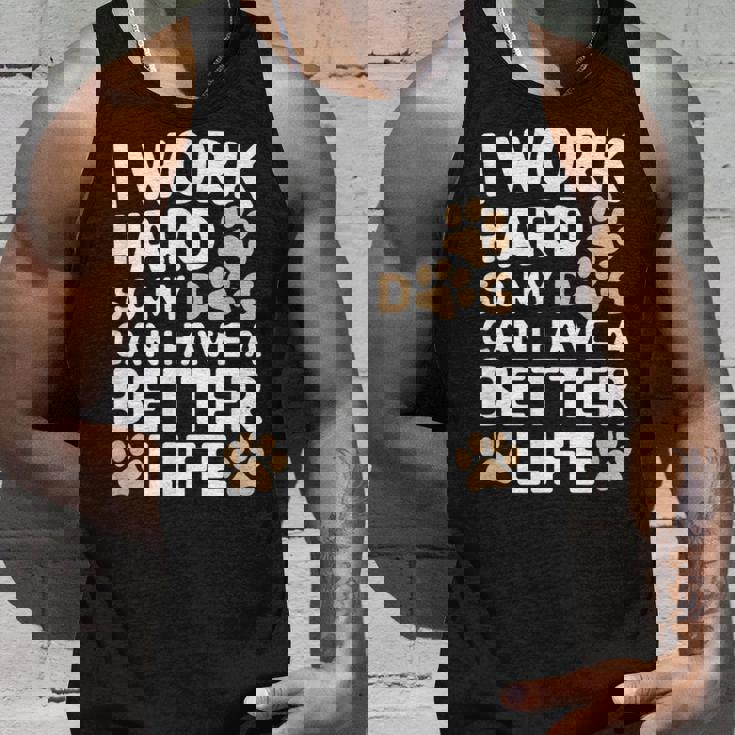 I Work Hardo My Dog Can Have A Better Life おかしな犬の飼い主 タンクトップ 彼への贈り物