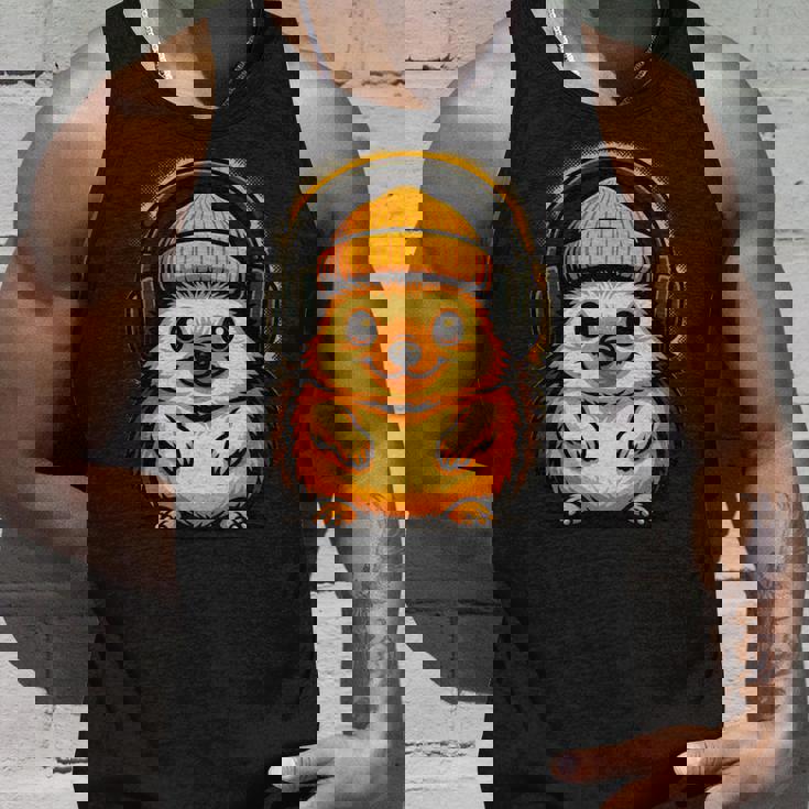 かわいいハリネズミ、ビーニーとヘッドフォン、居心地の良い音楽愛好家。 長袖tシャツ タンクトップ 彼への贈り物