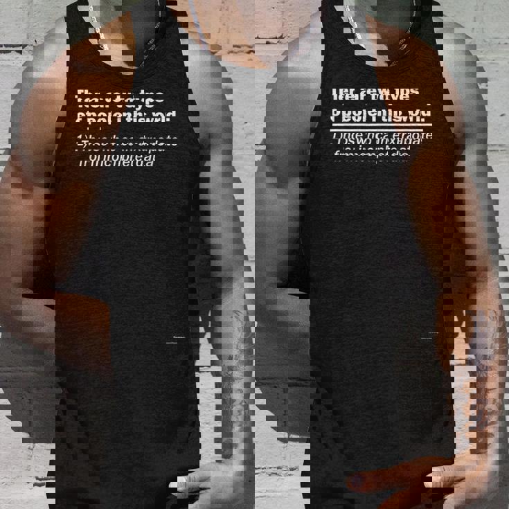 このワールドインテリジェントシャツには2種類の人々がいます タンクトップ 彼への贈り物