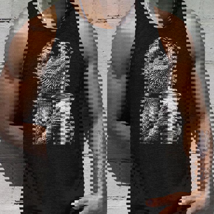 ひげを生やしたドラゴン 飲むアイスコーヒー 面白い動物 ミーム グランジ タンクトップ 彼への贈り物