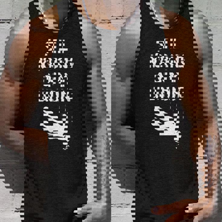 まだ着地作業中！おかしい頭部骨折の回復作業中 タンクトップ 彼への贈り物