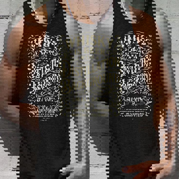 ウイスキーはスコッチと言う蒸留の背景を持つビール 長袖tシャツ タンクトップ 彼への贈り物