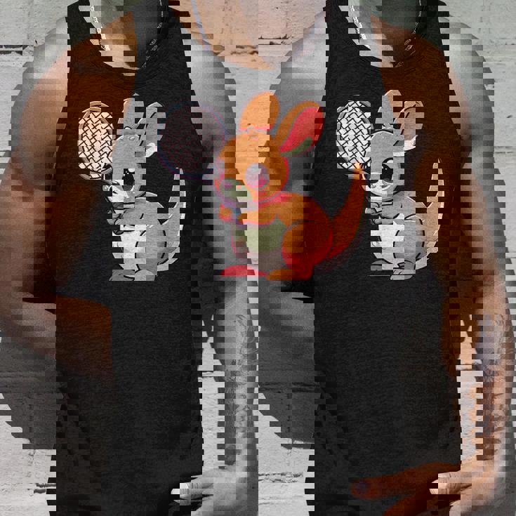 カンガルー かわいい ラケット スポーツ テニス プレイ 動物 キャラクター キュート タンクトップ 彼への贈り物