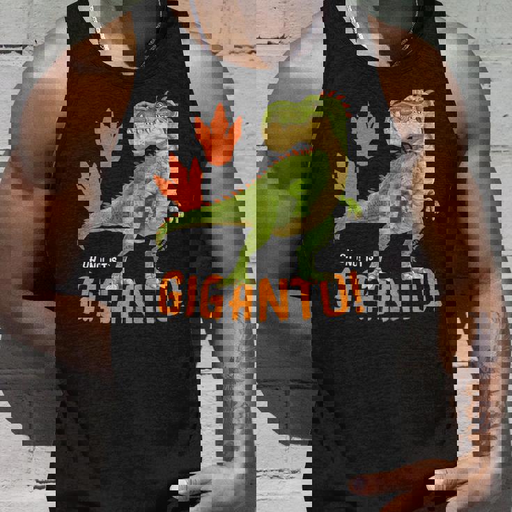 ギガントサウルス、最大の恐竜-カラフルで楽しいデザイン タンクトップ 彼への贈り物