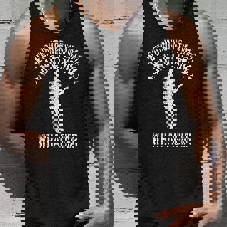 ギターで老人を過小評価しないでください面白い引用 長袖tシャツ タンクトップ 彼への贈り物