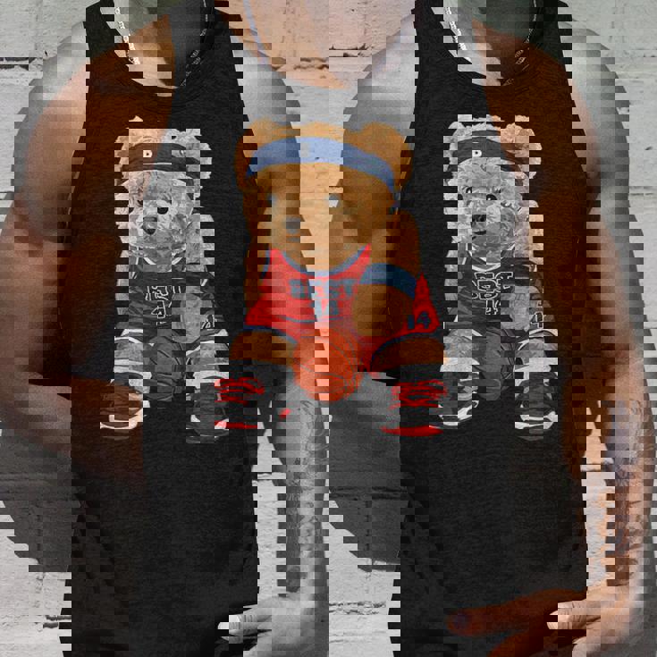 クールなテディベアがバスケットボールのイラストグラフィックデザインを演じます。 タンクトップ 彼への贈り物