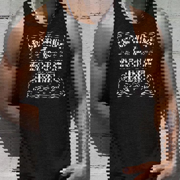 メンズ クールウイスキー飲む引用アイラ島ウイスキーピートオブマイハート タンクトップ 彼への贈り物