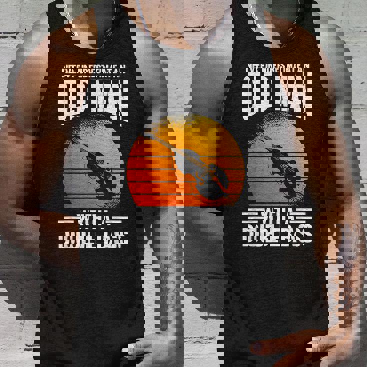 コントラバスの老人を過小評価しないでください タンクトップ 彼への贈り物