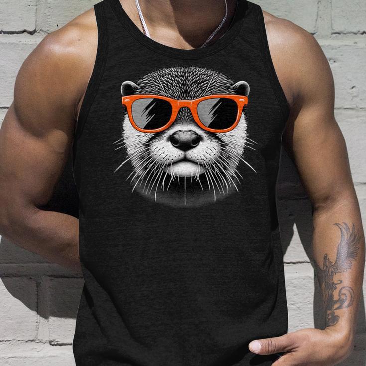 サングラスをかけたクールなカワウソのグラフィックアート 長袖tシャツ タンクトップ 彼への贈り物