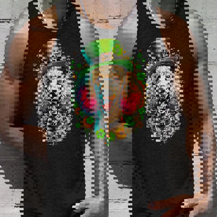 スタンダードプードル 犬 聖パトリックデー アートワーク タンクトップ 彼への贈り物