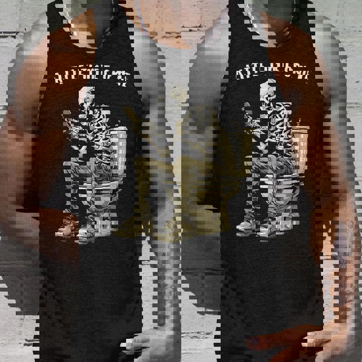 スマートフォン付きトイレのスケルトン ゴシックユーモア タンクトップ 彼への贈り物