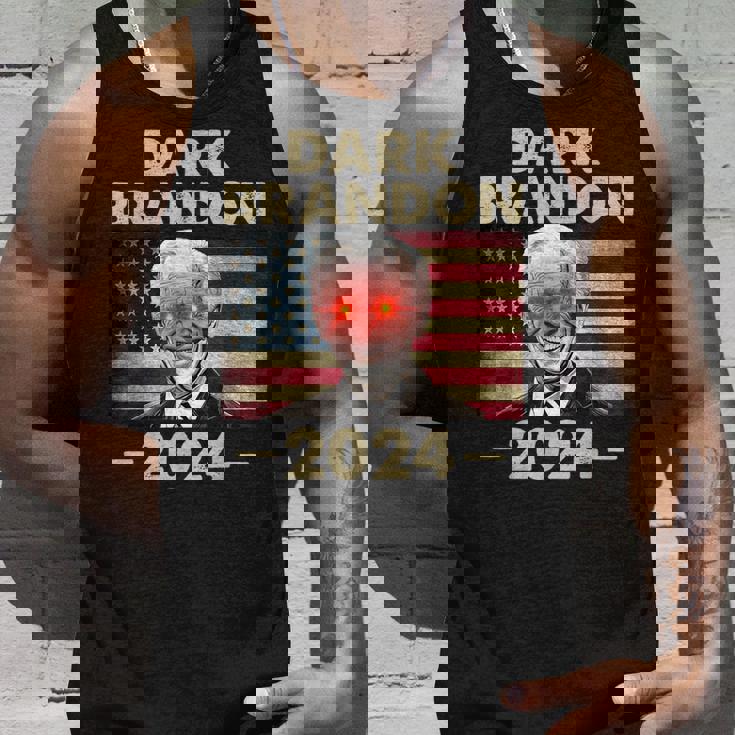 ダークブランドン・バイデン 2024 レトロフラッグ Usa ファニー ジョー・バイデン タンクトップ 彼への贈り物