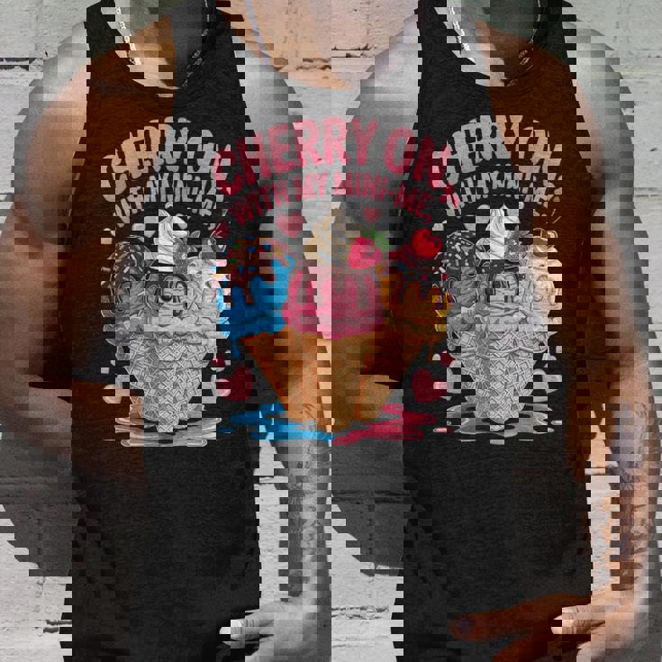 チェリー・オン・ウィズ・マイ・ミニ・ミー・アイスクリーム・ラブ タンクトップ 彼への贈り物