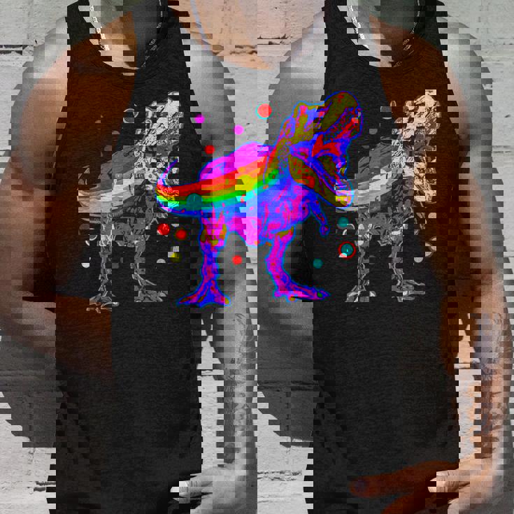 ティラノサウルス レックス 虹色 恐竜 恋人 デザイン タンクトップ 彼への贈り物