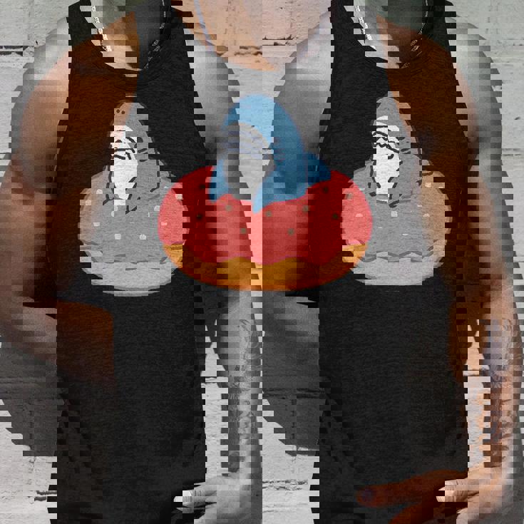 ドーナツに喰われるサメ さめ かわいい ゆるい イラスト シュール おもしろ 鮫 シャーク タンクトップ 彼への贈り物