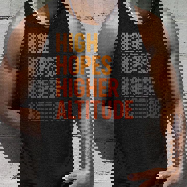 ハイ・ホープス 高地、楽しいインスピレーションロケット打ち上げ タンクトップ 彼への贈り物