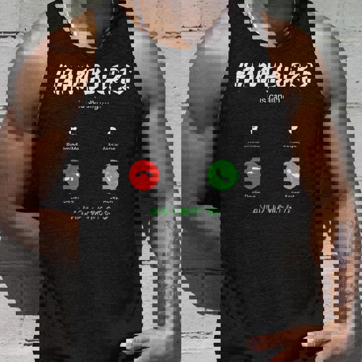 ハンブルクが呼んでいて、私はドイツ旅行に行かなければならない 長袖tシャツ タンクトップ 彼への贈り物