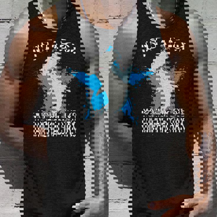 ハンマーヘッドシャークが大好きな男の子です。ハンマーヘッドシャーク ハンマーヘッドシャーク タンクトップ 彼への贈り物