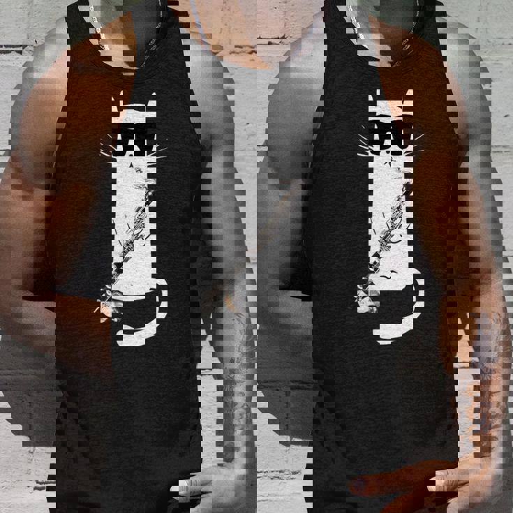 バスクラリネットを弾くサングラスをかけた面白い猫 タンクトップ 彼への贈り物