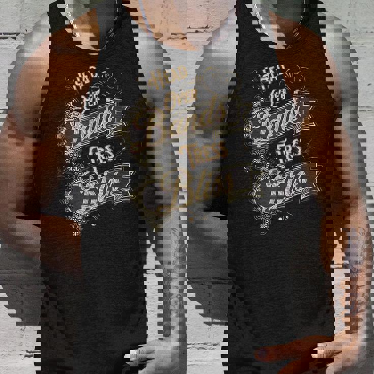 バンドと髪のユーモアで魅せるスタイル表現 タンクトップ 彼への贈り物