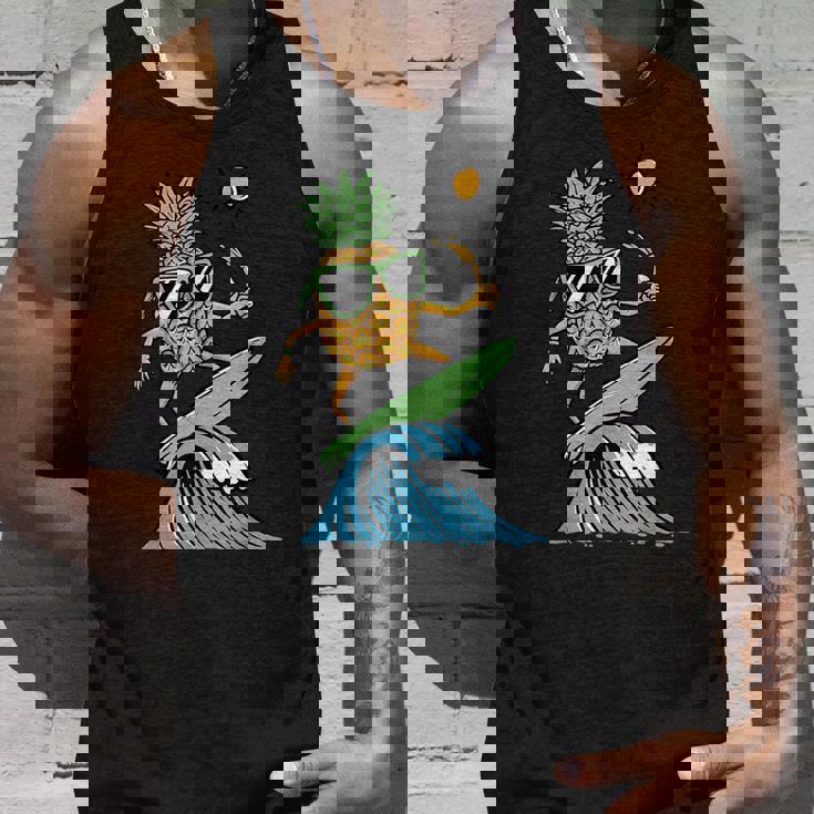 パイナップルはサーフィンのイラスト タンクトップ 彼への贈り物