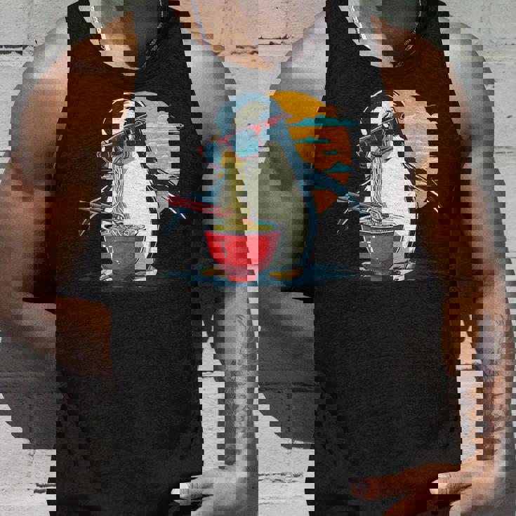 ペンギン食べる ラーメン サングラス アートワーク 和麺 タンクトップ 彼への贈り物