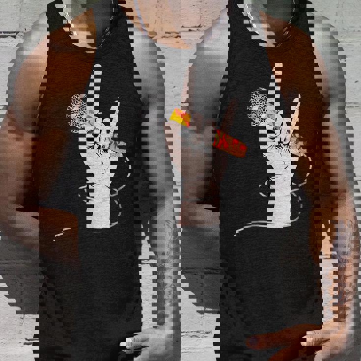 ボーカルマイクを持つロックシンガーの手 タンクトップ 彼への贈り物